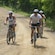 Tres personas paseando en bicicleta por un camino